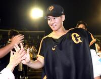 　故郷に錦を飾り、ファンとタッチを交わす井上（撮影・佐藤厚）