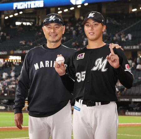 　プロ初勝利を挙げ、吉井監督（左）に祝福される田中晴（撮影・中島達哉）