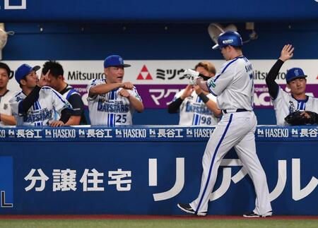 ６回、牧の左線適時二塁打で生還し筒香（左から２人目）らナインとタッチを交わす佐野（右手前）＝撮影・開出牧