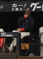 　８回、石井が一邪飛に倒れ、上を見つめる新庄監督（撮影・中島達哉）