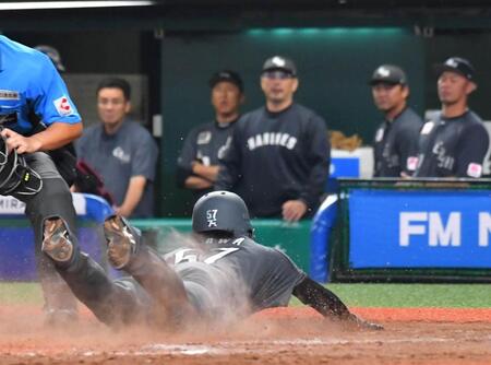 　８回、ソトの犠飛で生還する小川（撮影・持木克友）