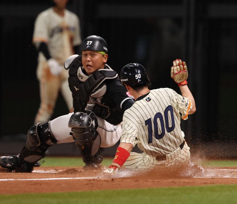 　５回、打者・水谷の遊ゴロで本塁を狙うもアウトになる三走の五十幡（撮影・中島達哉）