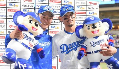 　お立ち台でポーズをとる高橋宏とロドリゲス＝５日