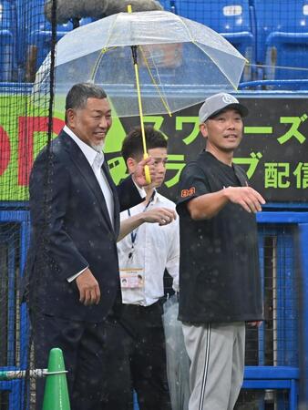 　試合前練習を見守る、阿部監督（右）と清原和博氏（左）