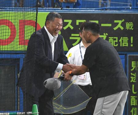 　阿部監督（右）と握手をする清原和博氏（撮影・佐々木彰尚）