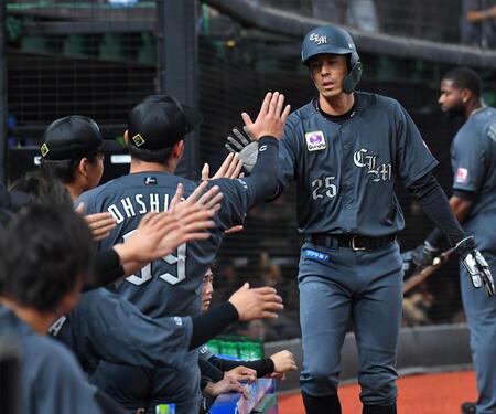 　４回、佐藤の適時二塁打で生還しナインに迎えられる岡（撮影・持木克友）