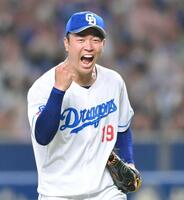 　完封勝利を挙げ、ガッツポーズする高橋宏（撮影・市尻達拡）