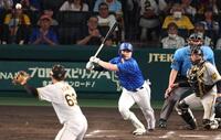 　１０回、中前に勝ち越しの適時打を放つ佐野（投手は石井、捕手は梅野）＝撮影・中田匡峻