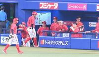 　９回、羽月が本塁タッチアウトにより試合が終わり、ベンチからグラウンドを見つめる新井監督（撮影・市尻達拡）