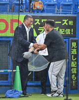 　試合前練習中、阿部監督（右）と握手を交わす清原和博氏