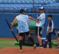 　高橋奎（左）と話す高津監督（撮影・佐々木彰尚）