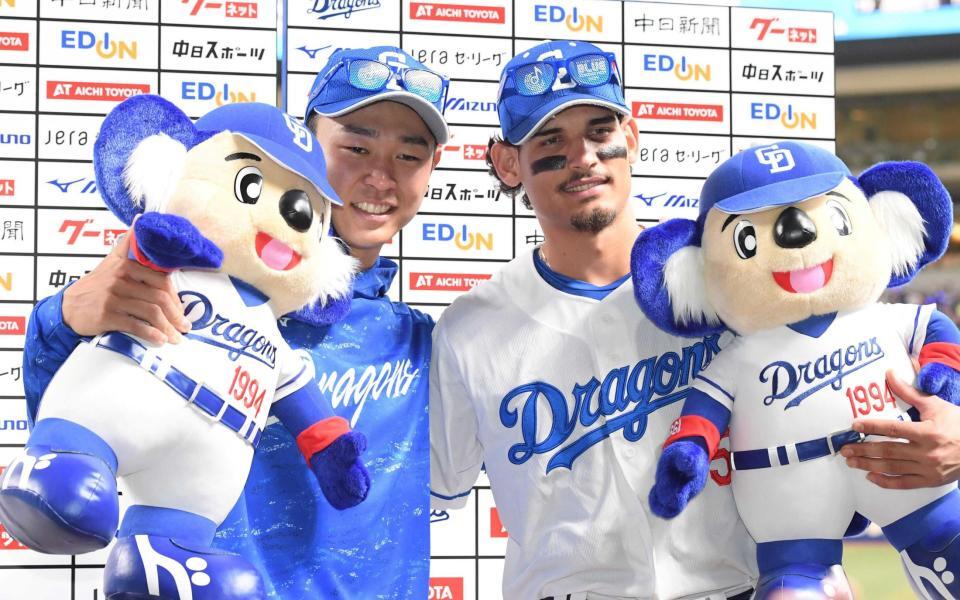 　お立ち台でポーズをとる高橋宏とロドリゲス（撮影・市尻達拡）