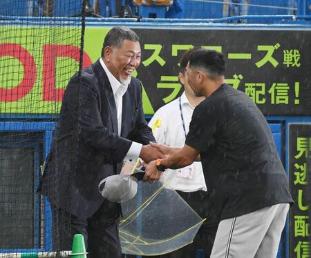 　阿部監督（右）と握手をする清原和博氏