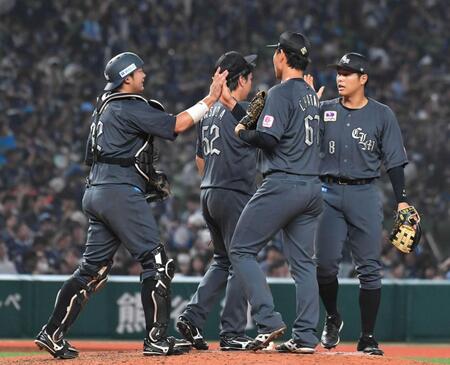 　タッチを交わし勝利を喜ぶ佐藤（左端）ら