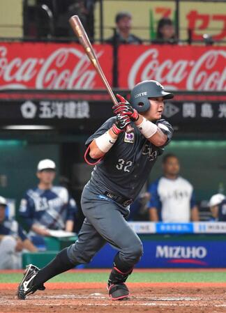 　８回、逆転の２点適時二塁打を放つ佐藤（撮影・持木克友）