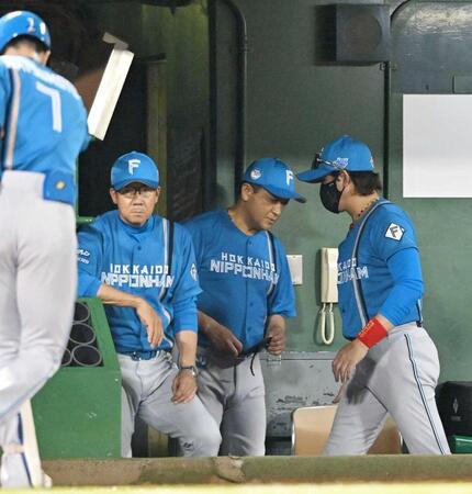 　試合に敗れ、足早にベンチ奥へと向かう新庄監督（右）＝撮影・北村雅宏