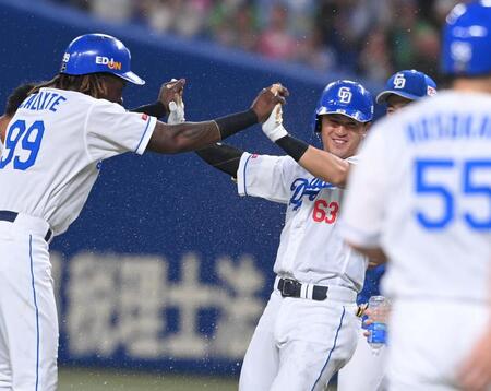 　９回、サヨナラ打を放ち歓喜する板山（撮影・市尻達拡）