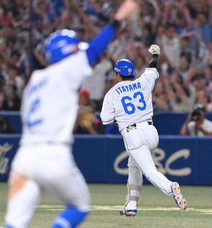 　９回、サヨナラ右前タイムリーを放った板山（撮影・市尻達拡）