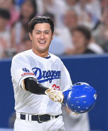 　９回、サヨナラ打を放ち歓喜する板山（撮影・市尻達拡）