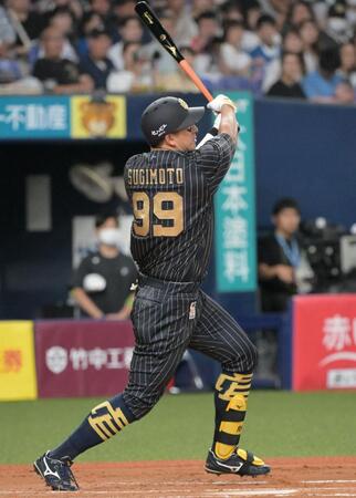 　６回、杉本が左中間に勝ち越しの２点本塁打を放つ（撮影金居みつよし）