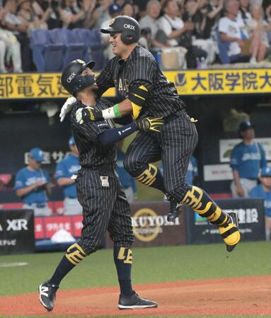 　６回、杉本が左中間に勝ち越しの２点本塁打を放ち、同点適時打を放った宗と抱き合って喜ぶ（撮影・金居みつよし）