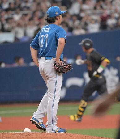 　６回、杉本に左中間に勝ち越し２点本塁打を打たれ、肩を落とす伊藤（撮影・金居みつよし）