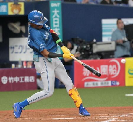 　５回、水谷が中前に勝ち越しの適時打を放つ（撮影･金居みつよし）
