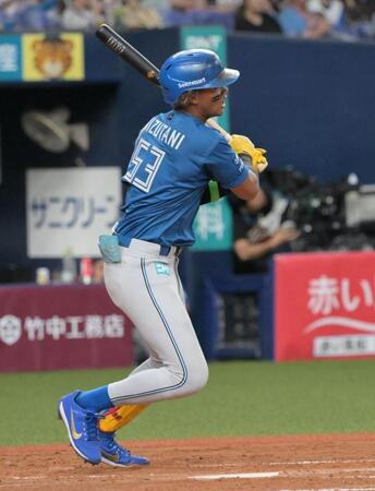 　５回、水谷が中前に勝ち越しの適時打を放つ（撮影金居みつよし）