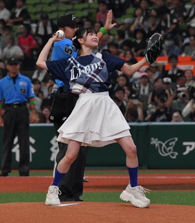 【写真】慶大卒の人気声優の始球式　足が細っ！「ガチで可愛い」西武ユニ＆白スカート