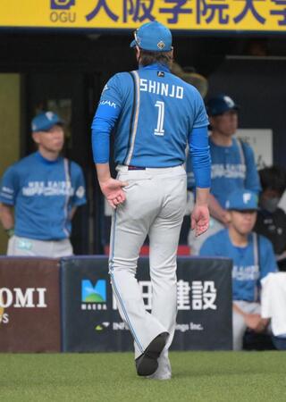 　６回、逆転され投手交代を告げた新庄監督（撮影・金居みつよし）