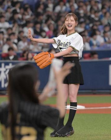 　始球式に臨むＰｏｃｏｃｈａライバーの西野まゆ（まゆぴ）＝撮影・金居みつよし