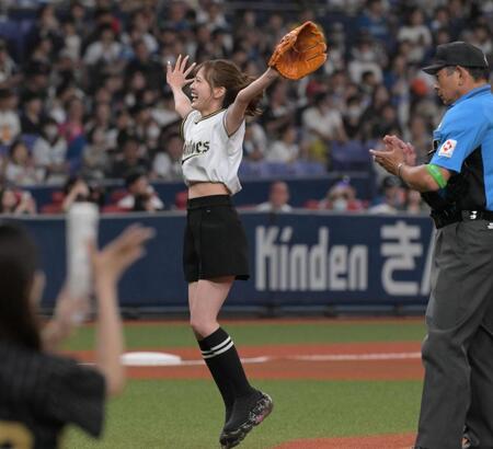 　始球式に臨むＰｏｃｏｃｈａライバーの西野まゆ（まゆぴ）＝撮影・金居みつよし