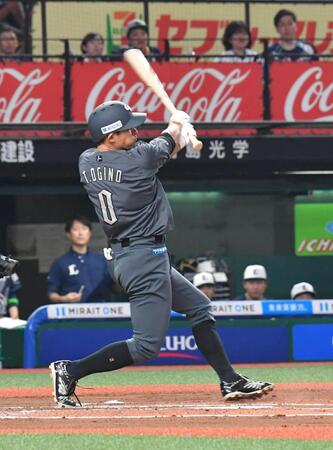 　６回、２者連続の本塁打を放つ荻野（撮影・持木克友）