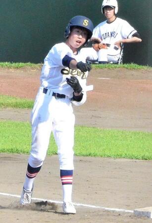 　初回、右前打を放ちガッツポーズする青鳥特別支援・岩本
