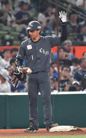 　８回、２点適時三塁打を放ちスタンドの声援に応える藤原（撮影・持木克友）