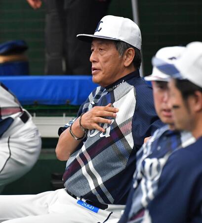 　浮かない表情の渡辺監督代行（撮影・持木克友）