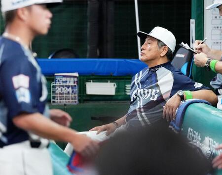 　５回途中で降板しベンチに下がるボー（手前）と、戦況を見つめる渡辺監督代行