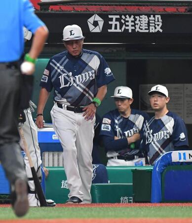 　足取り重くベンチを出る渡辺監督代行（撮影・持木克友）