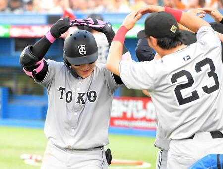 　２回、丸（左）は中越えに７号２ランを放つ（撮影・佐藤厚）