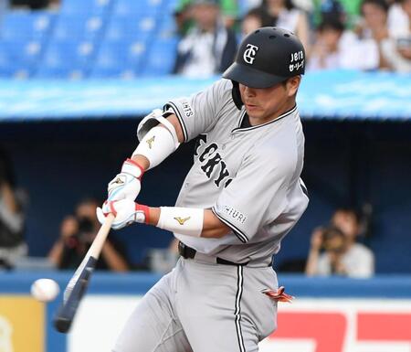 　１回、大城卓は右中間に３号２ランを放つ（撮影・佐藤厚）