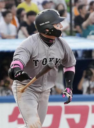 　２回巨人１死二塁、丸が中越えに２ランを放つ＝神宮