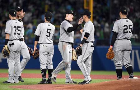 　吉川（右から２人目）とタッチを交わす丸（中央）＝撮影・佐藤厚