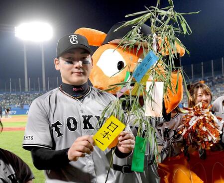 　七夕の短冊を手に笑顔を見せる丸（撮影・佐藤厚）