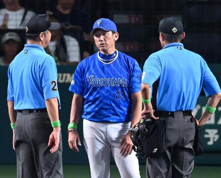 　８回、守備妨害をアピールする三浦監督（撮影・飯室逸平）