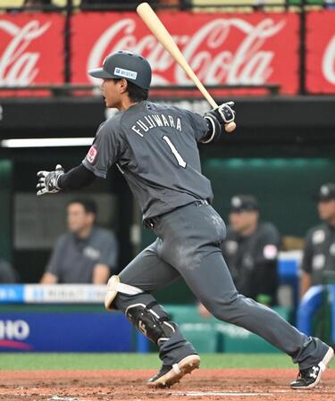 　３回、右翼線に先制の適時三塁打を放つ藤原