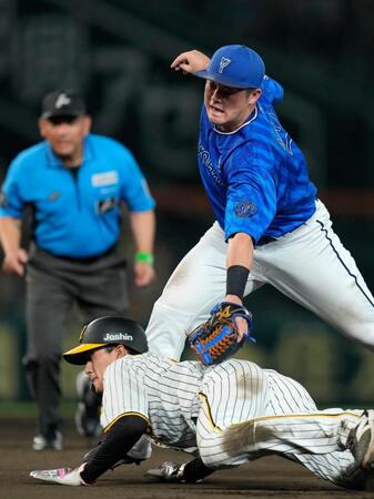 　８回、野口のゴロで一走小幡をタッチアウトにする二塁手の牧