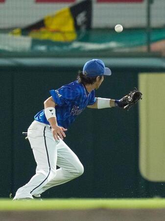 　５回、代打野口の右前打を後逸する右翼手度会