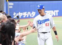 　ヒーローインタビュー後、ファンとタッチをする板山（撮影・市尻達拡）