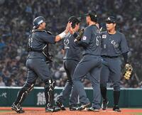 　タッチを交わし勝利を喜ぶ佐藤（左端）ら