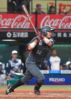 　８回、逆転の２点適時二塁打を放つ佐藤（撮影・持木克友）